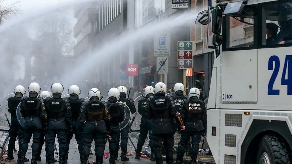 Covid: Water cannons and tear gas fired at protesters in Belgium