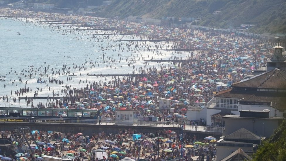 Толпы стекались на пляж в Борнмуте
