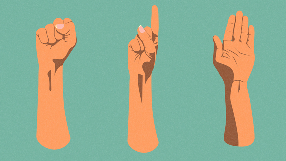 ¿Conoces las señales de mano que pueden salvar vidas? Señales de mano: puño en el aire, un dedo señalando hacia arriba y una palma