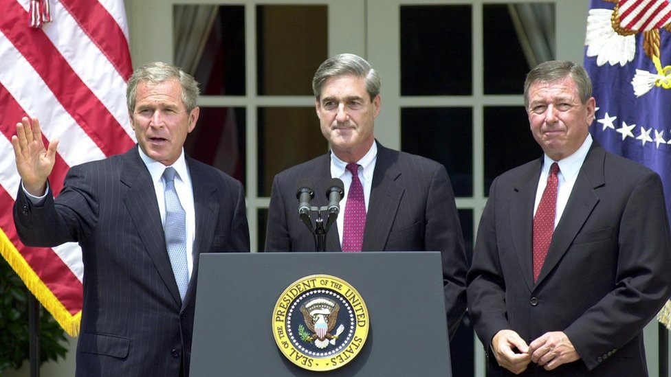 Mueller fue designado como director del FBI por el expresidente George W. Bush una semana antes de los ataques del 11 de septiembre de 2001. Presidente Bush con Robert Mueller.