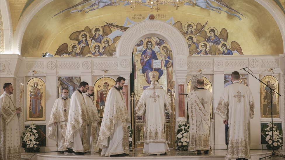 U nedelju ujutru liturgiju je služio episkop remezijanski Stefan, pomoćnik patrijarha i starešina ovog hrama.