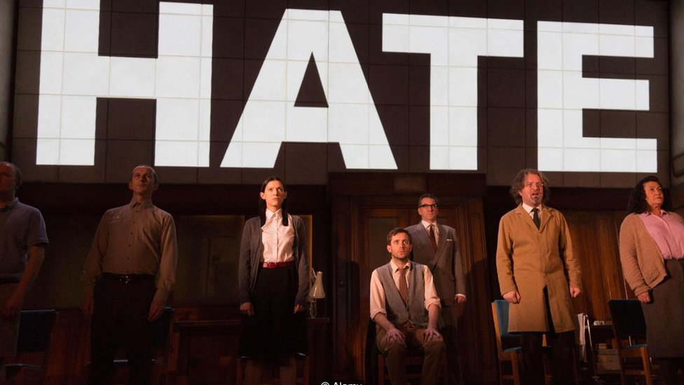 Actores escenifican la novela de Orwell.