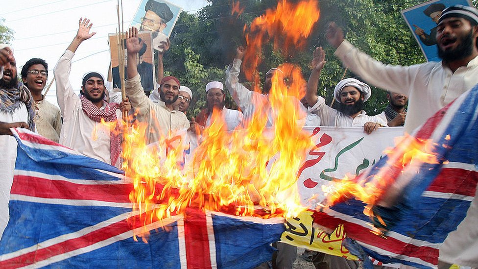 Pakistaníes protestan en 2007 cuando Reino Unido otorgó el título de caballero a Rushdie.