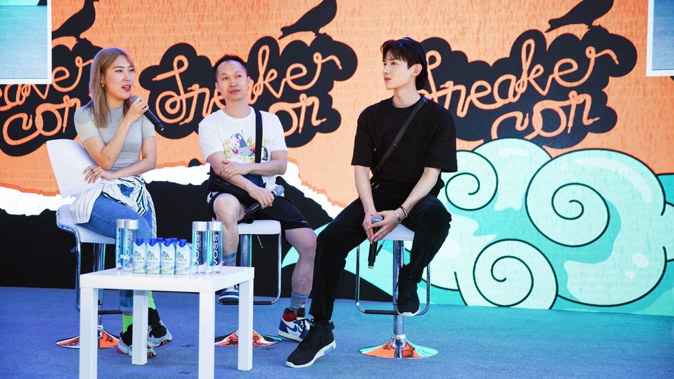 Ю Мин (на фото посередине) на панельной дискуссии на SneakerCon Shanghai 2019