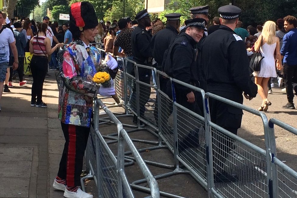 Мужчина пытается передать цветы полиции
