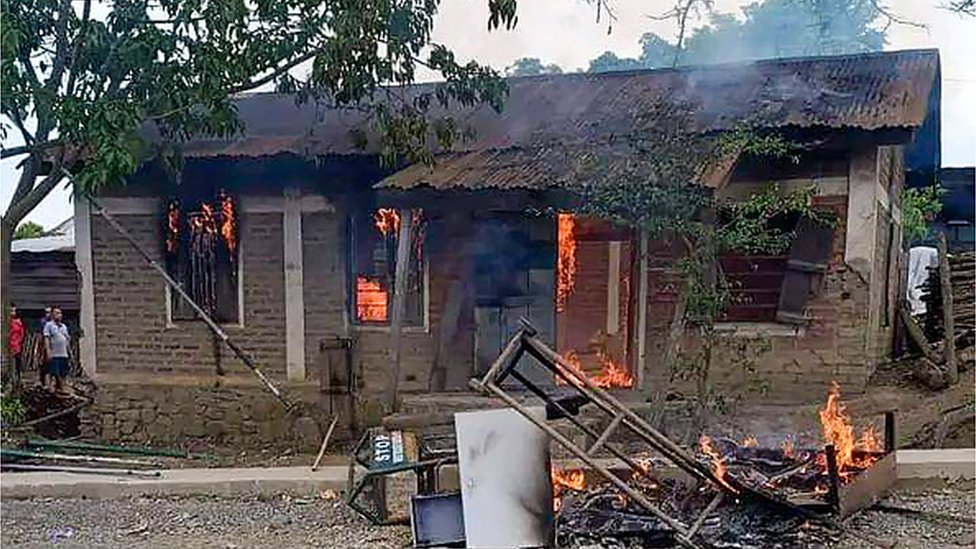 في هذه الصورة التي تم التقاطها في 3 مايو/أيار 2023، يتصاعد الدخان من منزل يُزعم أنه أحرقه شخصاً من مجتمع الميتي الذي يطالب بإدراج شعبه ضمن فئة القبائل المصنفة، في منطقة شوراشاندبور بولاية مانيبور الهندية.