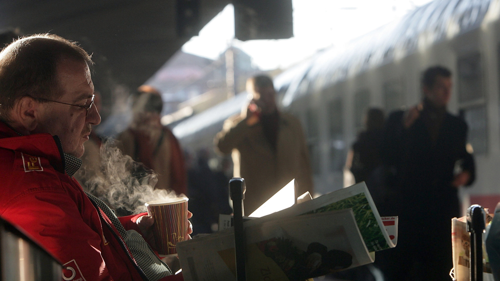 Пригородный поезд пьет кофе на железнодорожной платформе в Гамбурге