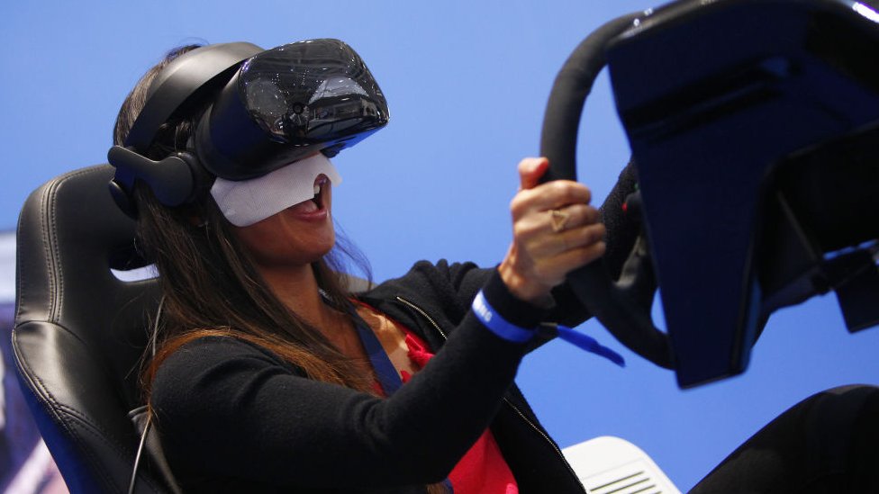 Mujer usando dispositivo de VR