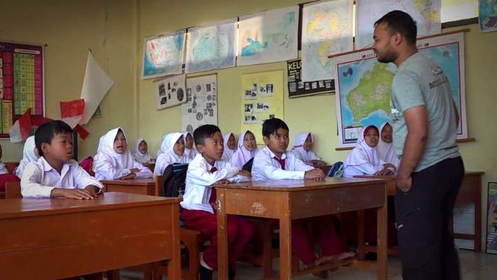 La educación es fundamental para evitar la desaparición de estas aves. Por eso gran parte del trabajo de los conservacionistas se realiza en escuelas. Niños en clase