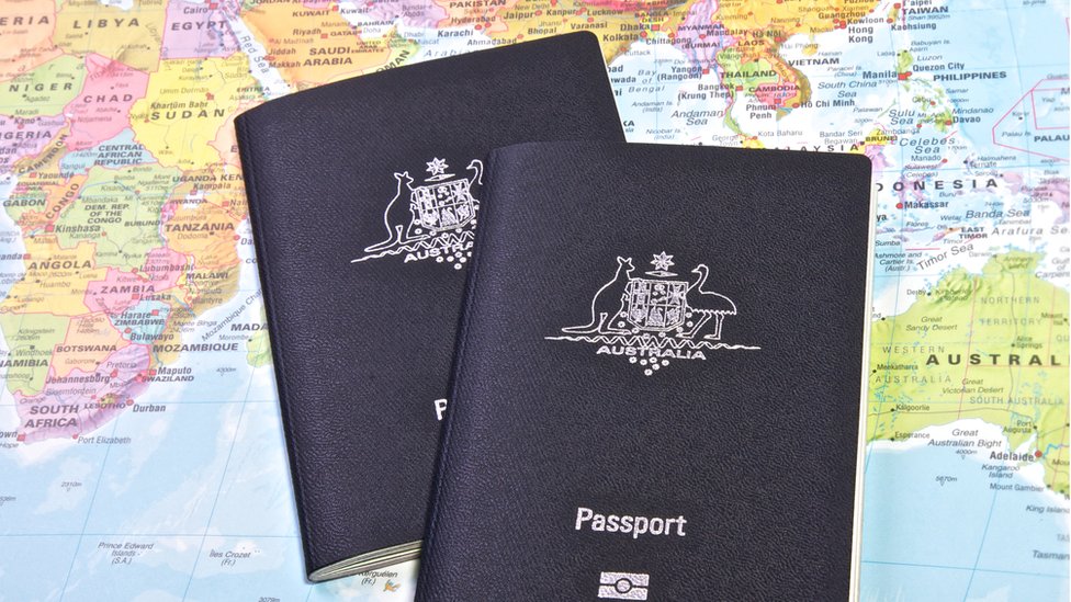 Два австралийских паспорта на карте мира