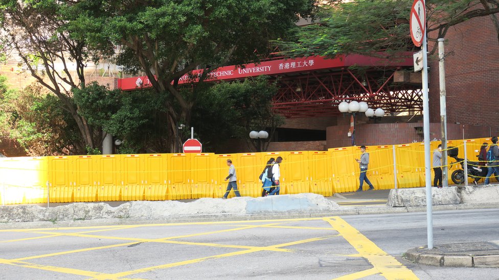 香港理工大學南面正門的圍板（3/1/2020）