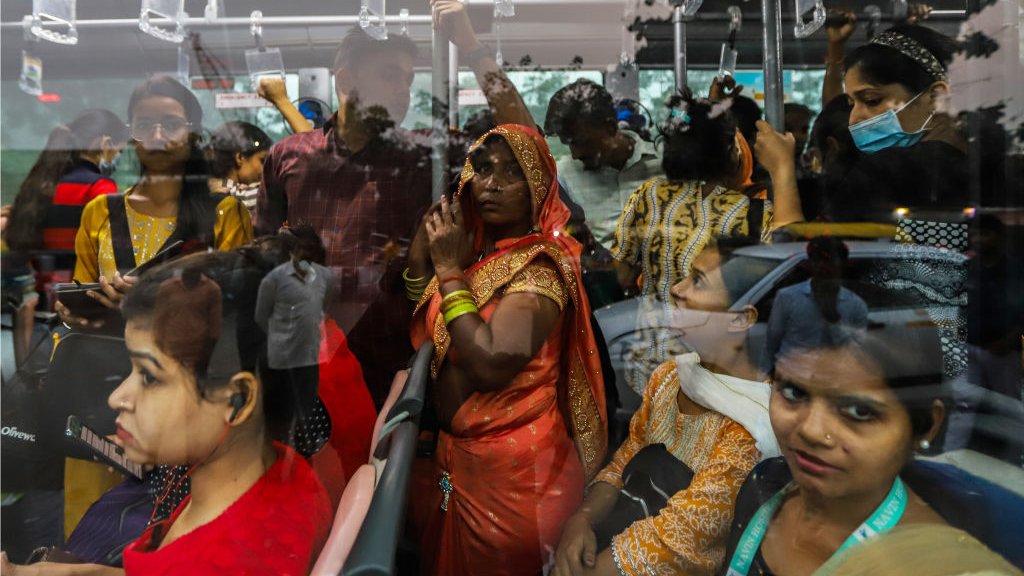 Una mujer viaja en transporte público en India