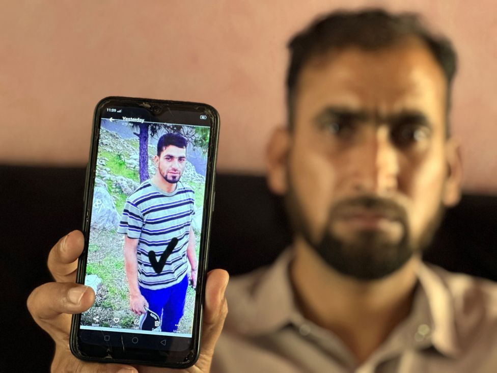 Waheed Imran, de Pakistán, muestra una foto de su hermano Mohammad, uno de los desaparecidos en el naufragio