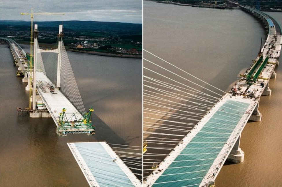 Вид с воздуха на строящийся мост
