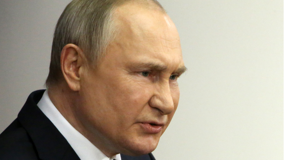 El presidente ruso, Vladimir Putin, se dirige a los legisladores en San Petersburgo.