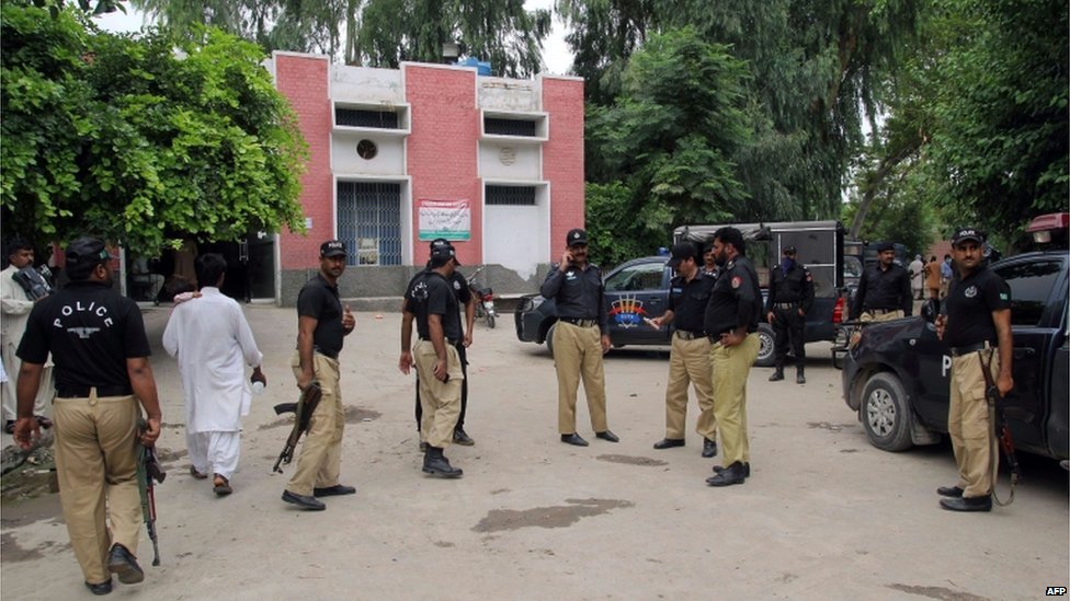 Коммандос пакистанской полиции стоят у больницы, где 29 июля 2015 года в Музаффаргархе были помещены тела Малика Исхака, лидера антишиитской группы, и других боевиков для опознания.