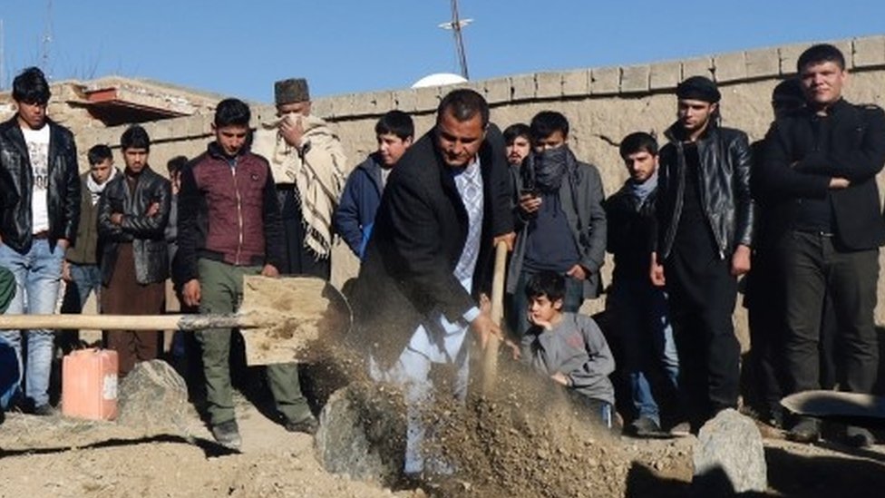 Скорбящие на похоронах жертв взрыва бомбы-смертника в Кабуле (21 января 2016 г.)