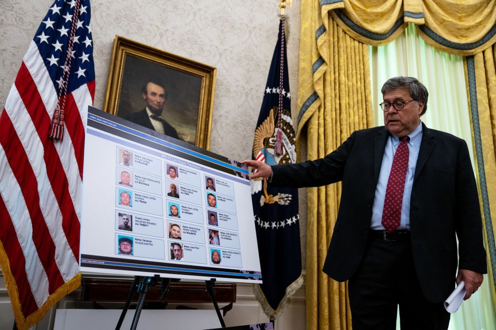 El fiscal general William Barr durante una sesión informativa ofrecida en el Despacho Oval de la Casa Blanca sobre los esfuerzos para "desmantelar la MS-13" el 15 de julio de 2020.
