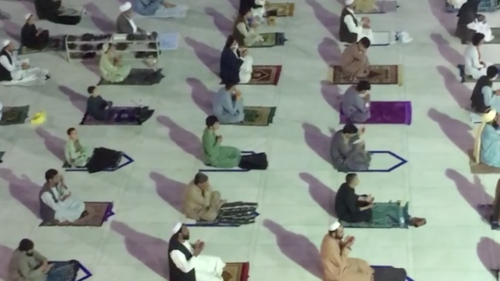 Социальное дистанцирование людей во время молитвы в мечети