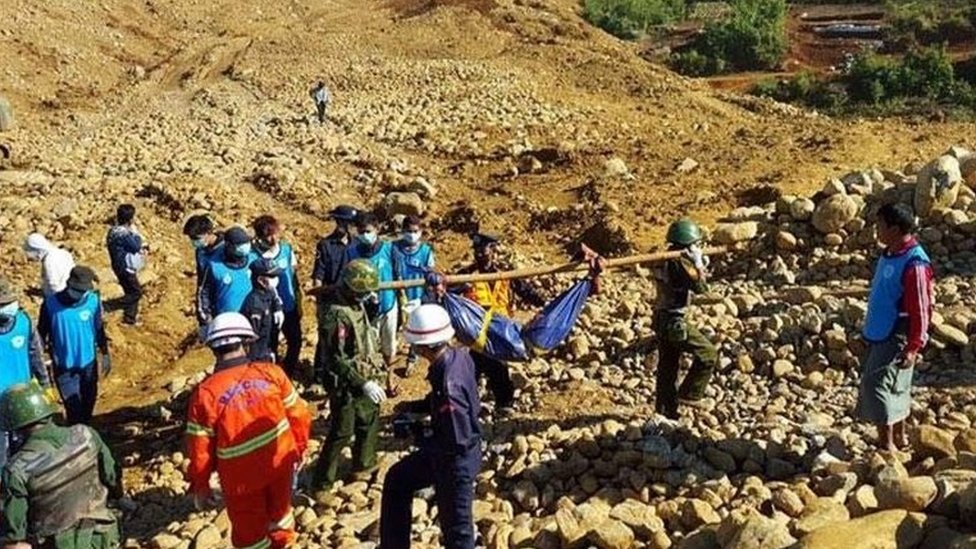 Солдаты несут тела шахтеров, погибших в результате оползня в районе добычи нефрита в Хпаханте, штат Мьянма Качин, 22 ноября 2015 года.