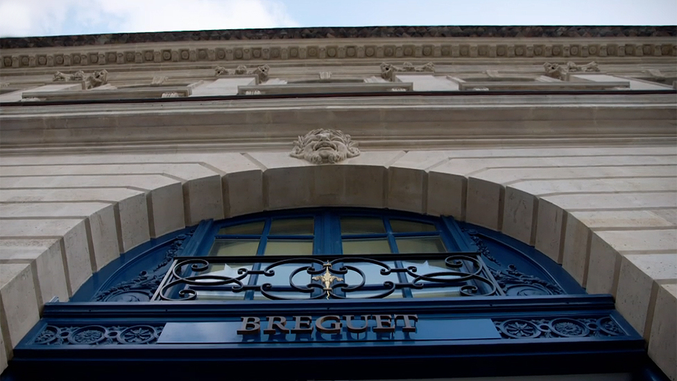 El nombre de Breguet sigue vivo en algunos de los más exclusivos lugares en el mundo: Rodeo Drive, Bond Street y en éste: la Place Vendome de París. El dueño de la marca ahora es el grupo Swatch y en esta sede guardan una colección de las creaciones originales de fabuloso relojero. Breguet en Place Vendome, París