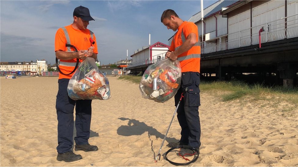 Сборщики мусора на пляже Грейт-Ярмут
