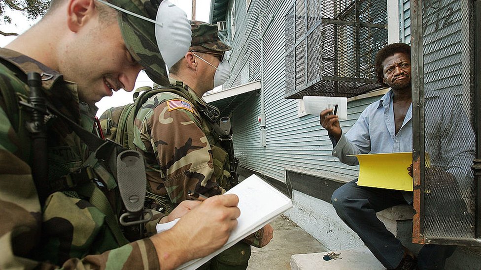 Члены Национальной гвардии разговаривают с жителем Нового Орлеана