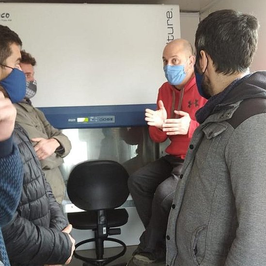 Moratorio dando una charla a jóvenes en un laboratorio en el departamento de Rocha