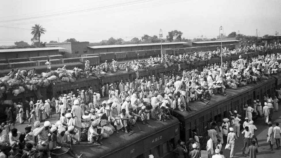 ਭਾਰਤ ਦੀ ਵੰਡ ਸਮੇਂ ਉੱਜੜੇ ਲੋਕਾ ਰੇਲ ਗੱਡੀਆਂ ਦੀਆਂ ਛੱਤਾਂ ਉੱਪਰ