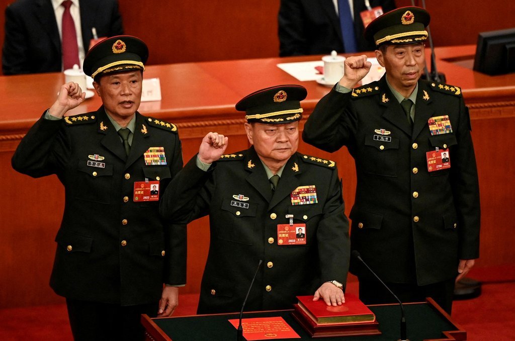 3月11日，中國第十四屆全國人大一次會議在北京舉行第四次全體會議。大會經投票表決，決定張又俠（中）、何衛東（左）為中央軍委副主席。圖右為李尚福。