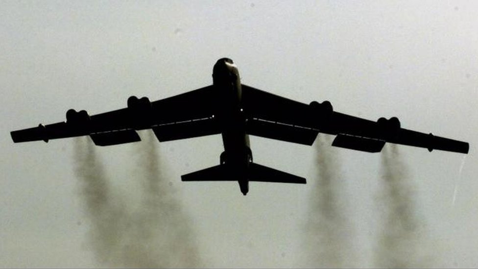 Бомбардировщик B52 Stratofortress взлетает с ВВС Фэрфорд, чтобы продолжить воздушные удары НАТО по Югославии