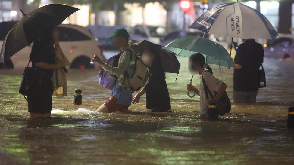 Seoul floods: At least seven dead amid heaviest rain in decades