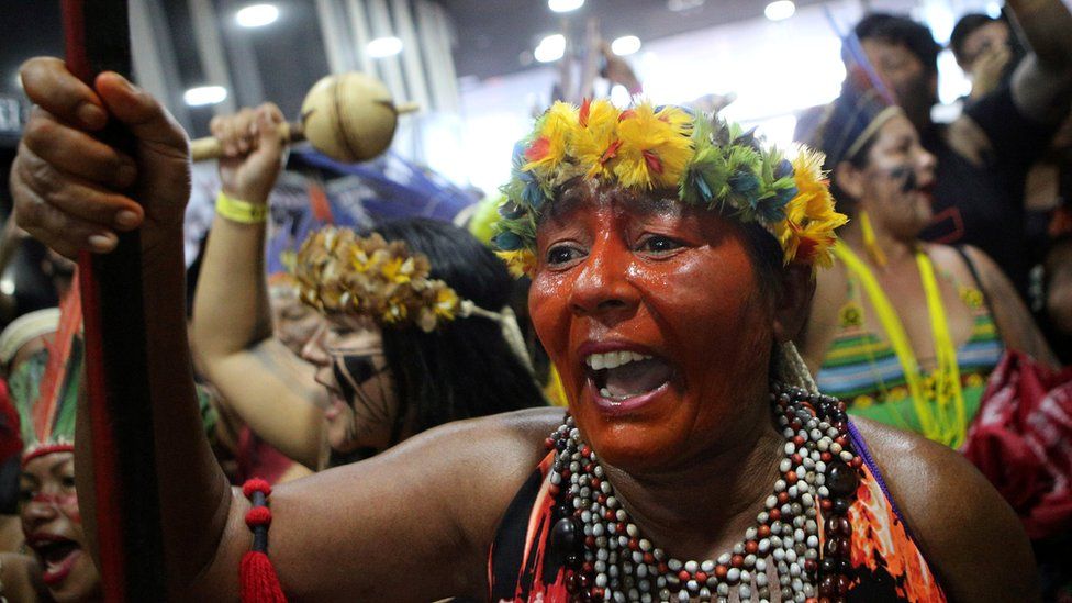 Mulheres indígenas com adornos e rostos pintados