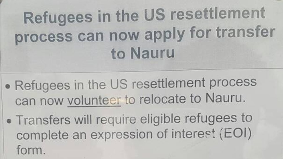 Объявление на острове Манус, предлагающее беженцам возможность переехать в Науру