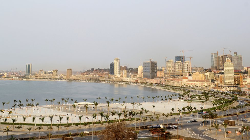 La Marginal, el paseo marítimo junto a la bahía de Luanda, es uno de los símbolos del crecimiento económico de la ciudad durante los últimos años. Marginal de Luanda