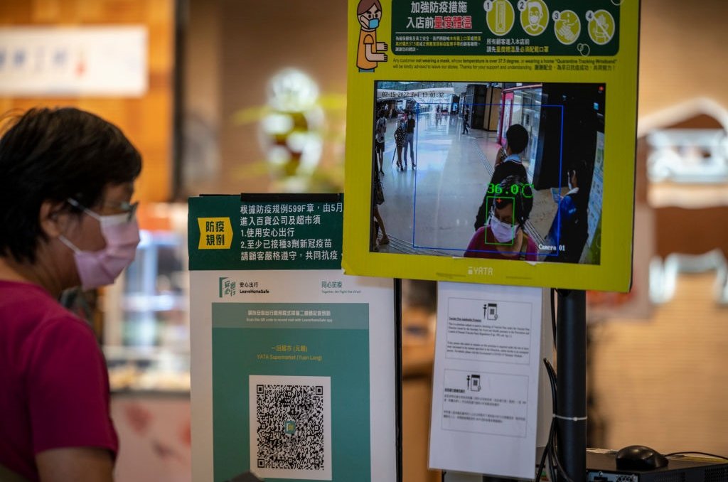 香港一家購物中心內的商店入口處放置了「安心出行」二維碼和溫度檢測點。
