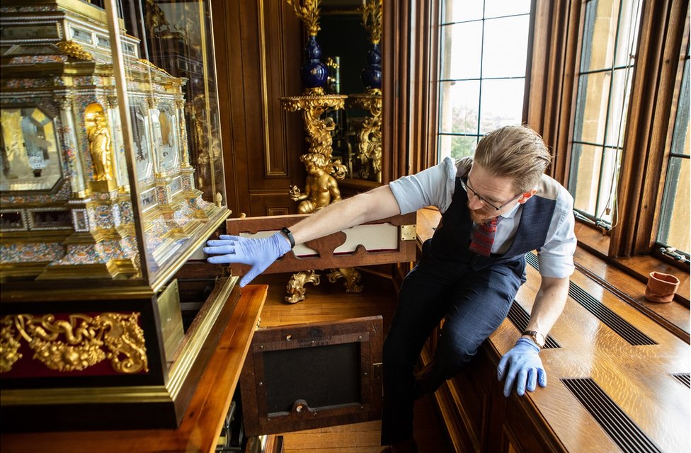 Fjodor points out the inner workings of a large organ clock