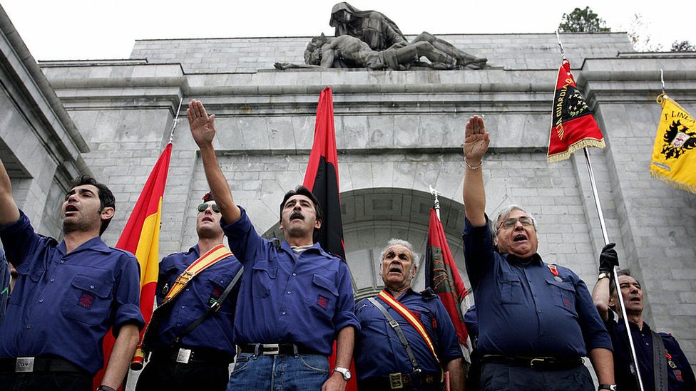 Con su propuesta, el parlamento español quiere que el mausoleo deje se ser un símbolo franquista. Manifestación fascista en el Valle de los Caídos