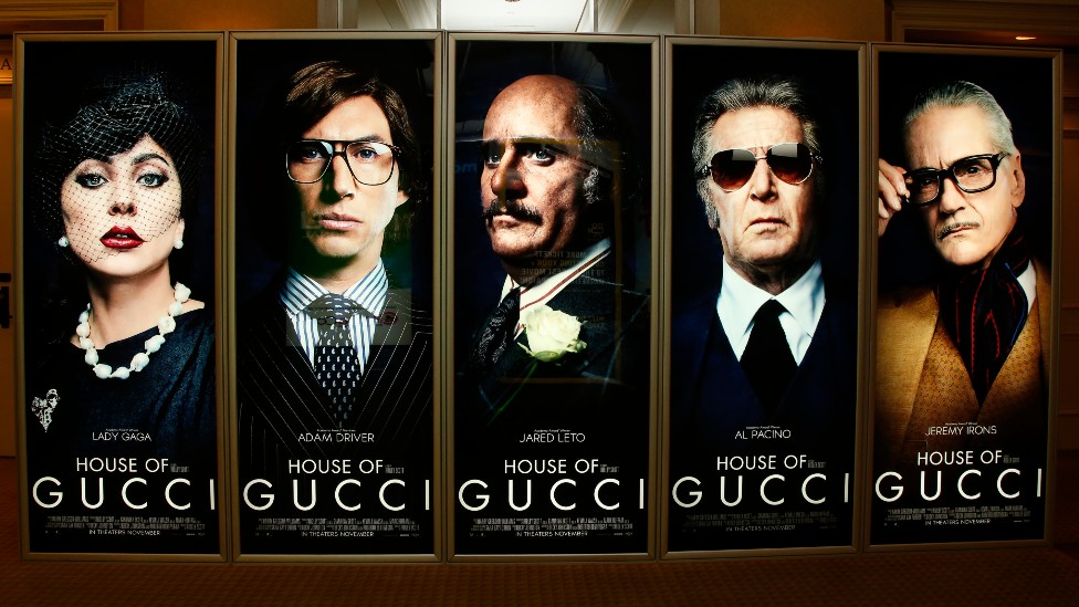 Cartel con los protagonistas de "House of Gucci" en un cine