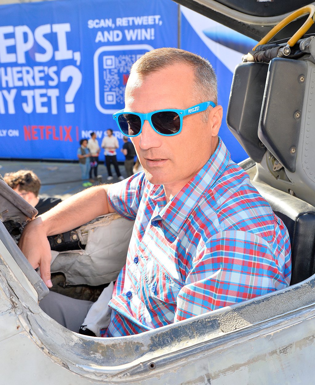 Leonard finalmente a bordo de un Harrier 27 años después, en la promoción del documental "Pepsi, dónde está mi jet".