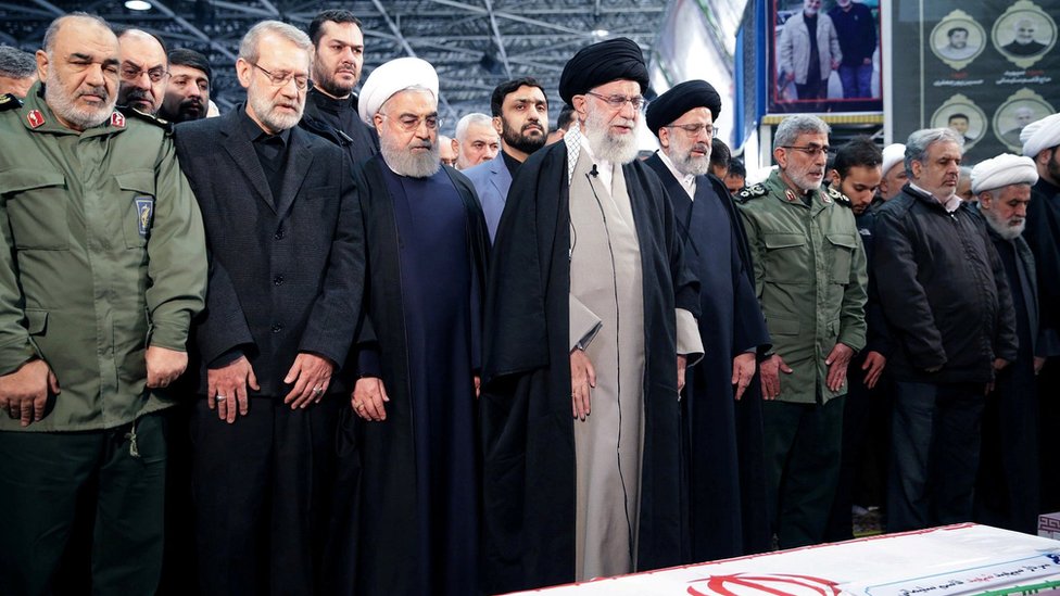 Верховный лидер Ирана аятолла Али Хаменеи и президент Хасан Рухани молятся возле гроба генерала Касема Сулеймани в Тегеране (6 января 2020 г.)