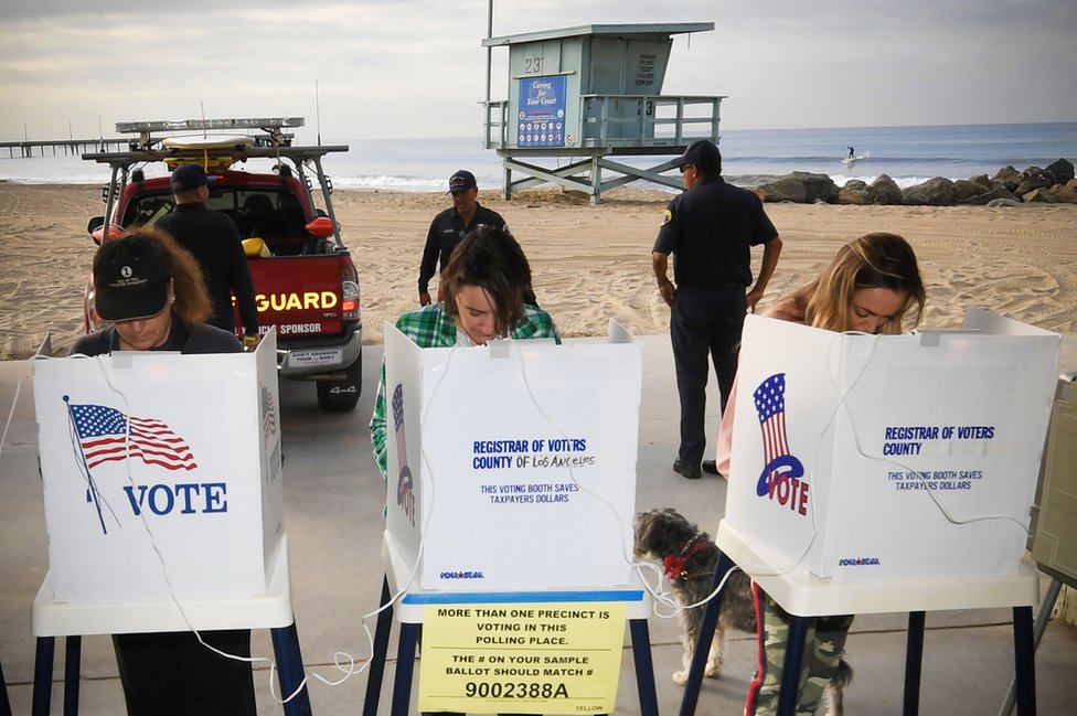 Jóvenes votan en Venice Beach, Los Ángeles