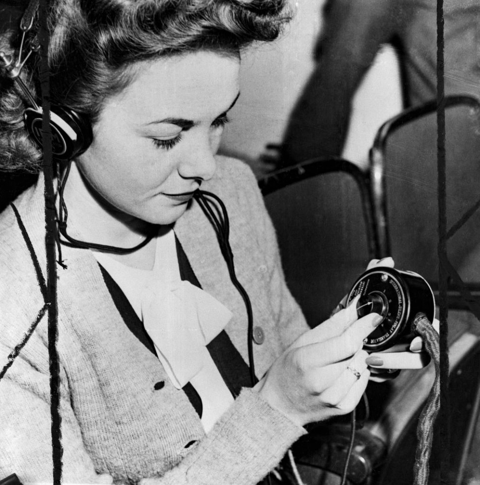 Betty Stark operando el dial de intérprete que tenía conectados unos auriculares.