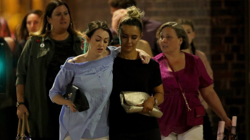 Женщины после атаки в Манчестере