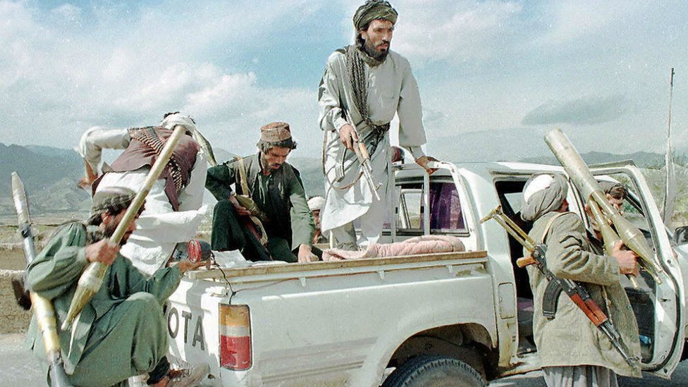 Esta foto de 1996 muestra a un grupo del Talibán en Afganistán con varios RPG. Talibanes