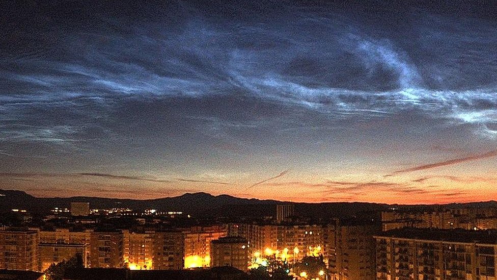 Nubes noctilucentes en la ciuadad española de Logroño.