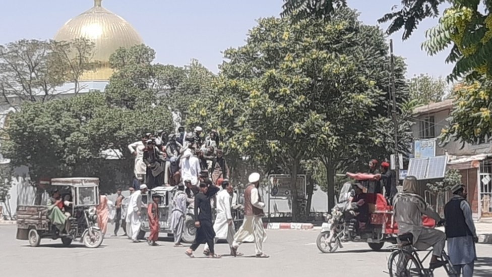 مسلحو طالبان في دوريات حراسة في ولاية غزني التي سيطرت الحركة على منزل حاكمها يوم 12 أغسطس/آب.