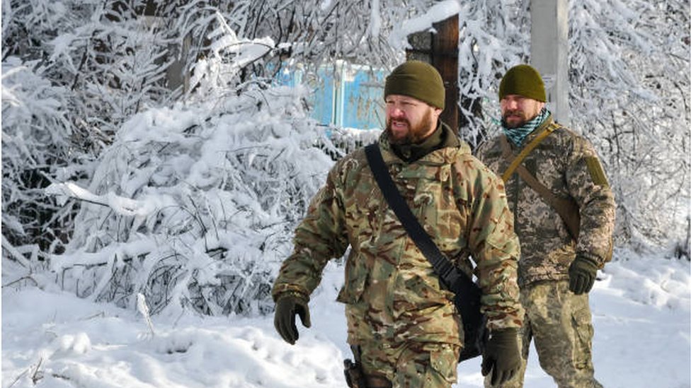 جنديان من الجيش الأوكراني الذي تسلم مساعدات عسكرية من الولايات المتحدة.
