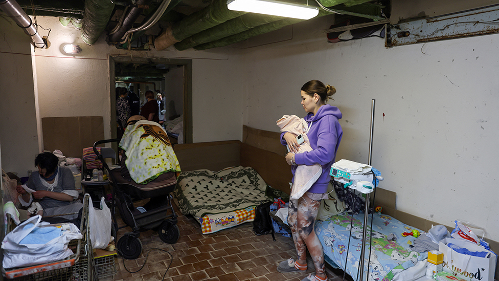 Mujer con bebé en refugio subterráneo en Kiev.