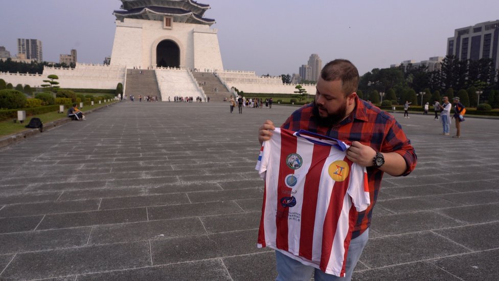 Jose Genés sostiene una camiseta del Paraguay